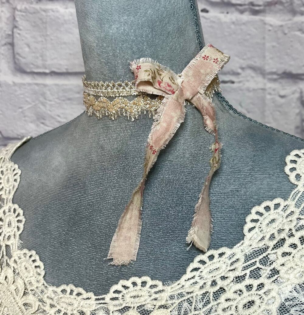 Handmade Vintage Americana Shabby Chic Lace &  Floral Fabric Bow Choker Necklace